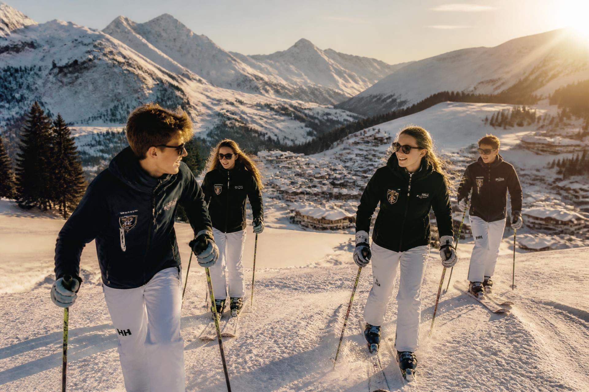 Adolescents en camp de ski dans les Alpes suisses au coucher de soleil